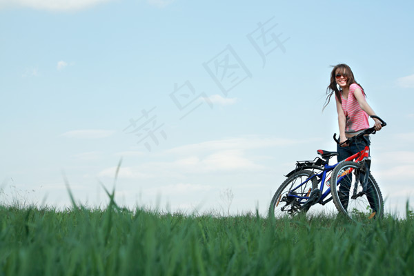 草地自行车女性