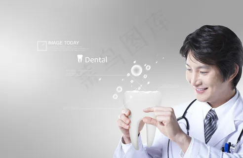 拿牙齿模型的医生