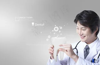 拿牙齿模型的医生