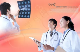 男女医生与X光片