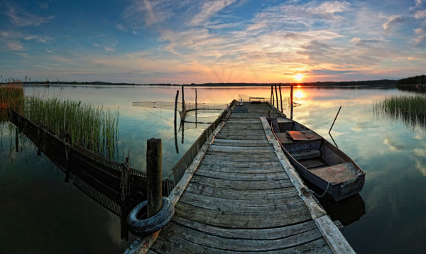 夕阳湖边景色