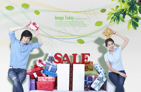 拿着礼物的男女