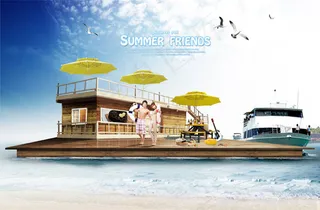 拿着游泳圈的情侣