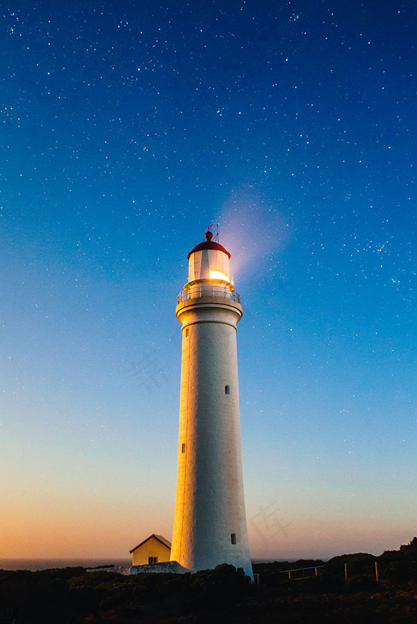 星空下的灯塔