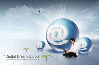 拿笔记本的男士