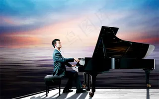 海边弹奏钢琴