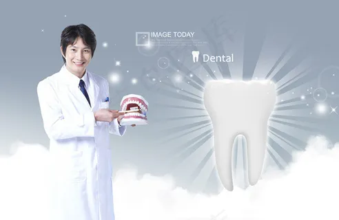拿牙齿模型的医生