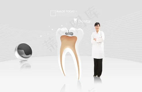 抱着肩膀的医生