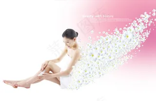 涂护肤品的美女