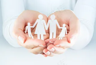 手掌上的家庭剪纸