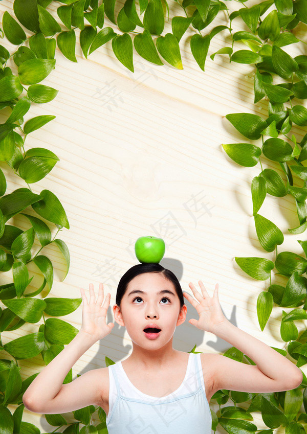 头顶苹果的女孩