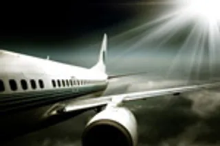 空中飞翔的飞机