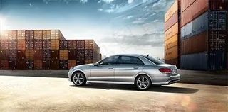 奔驰E级汽车海报