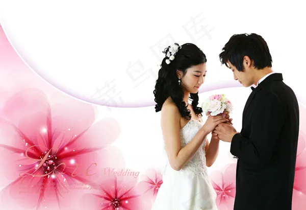 手握花束的情侣(3500X2400(DPI:300))psd模版下载