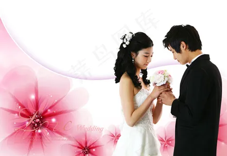 手握花束的情侣