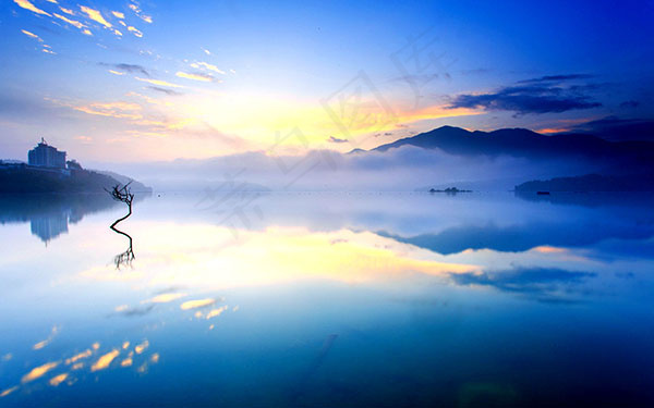 夕阳倒影背景psd模版下载