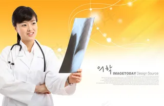 拿着X光片的医生