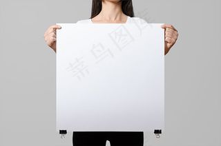手拿海报样机