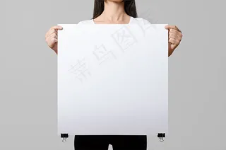 手拿海报样机