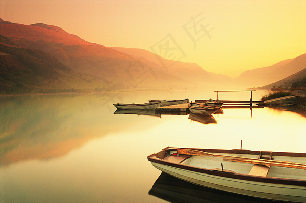 宁静湖泊风景