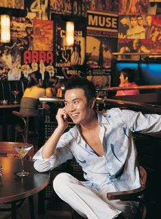 酒吧男人打电话