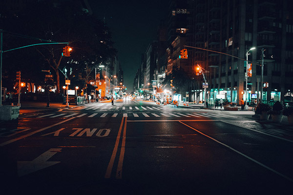 城市道路夜景图片