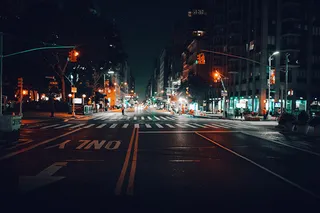 城市道路夜景图片