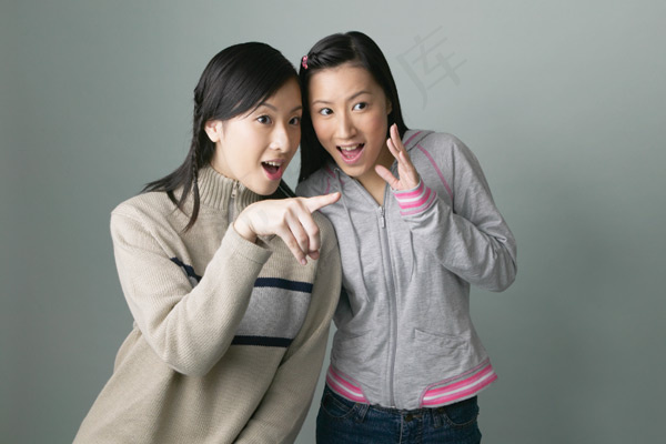 惊喜的女孩子