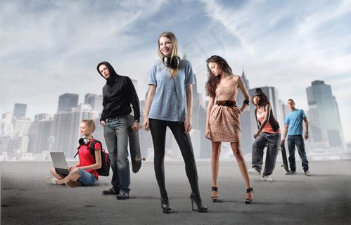 广场上的青年男女