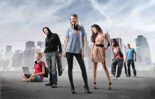 广场上的青年男女