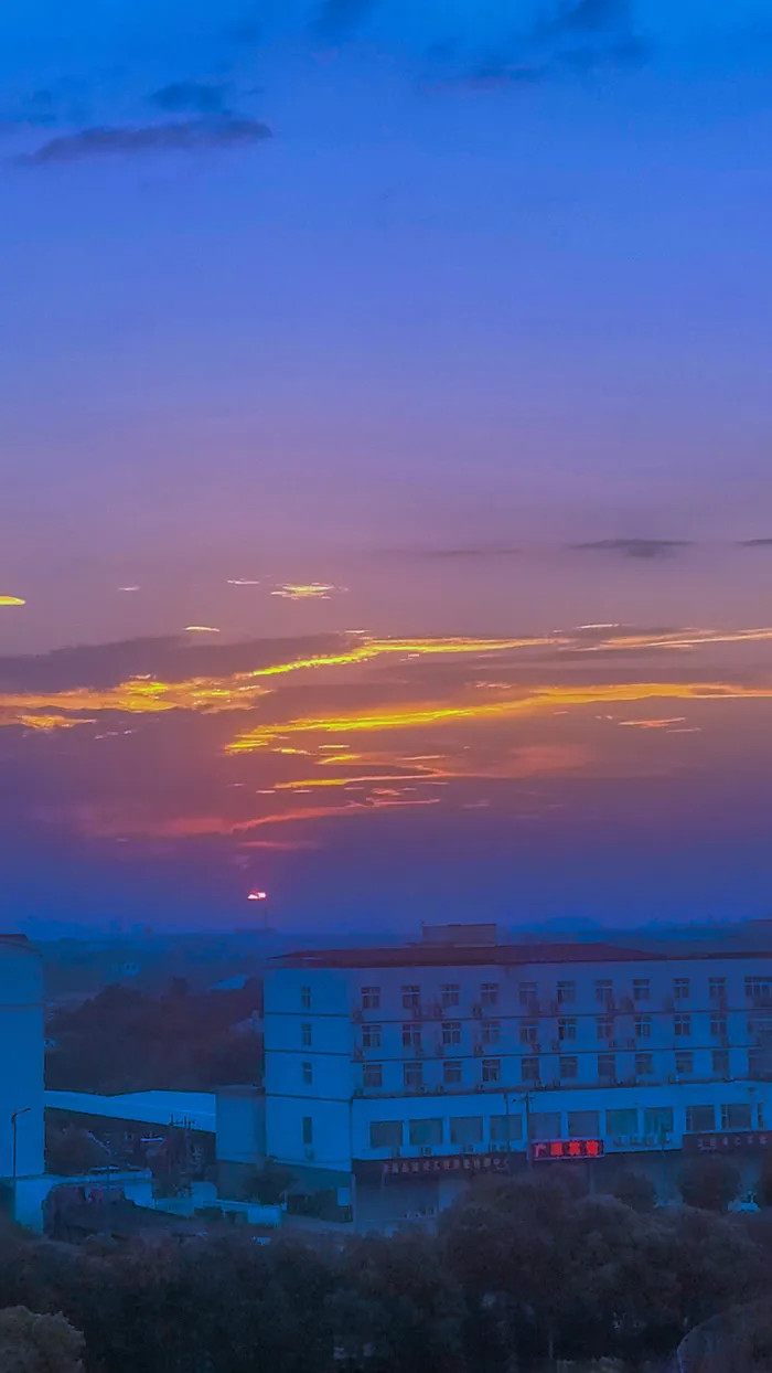 校园操场夕阳调色静谧美好高清