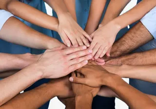 手叠在一起的商务人士免抠