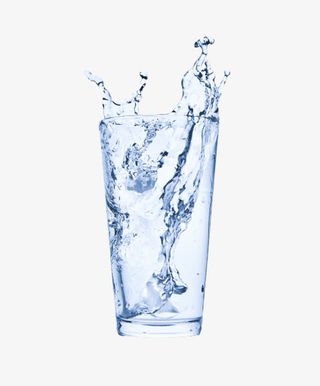 蓝色溅起的苏打气泡水实物免抠