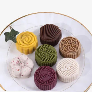 盘子里的月饼免抠