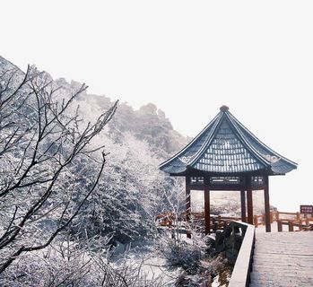 冬季山上的小亭免抠