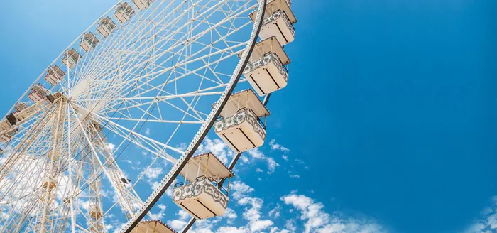 蓝天摩天轮背景图高清