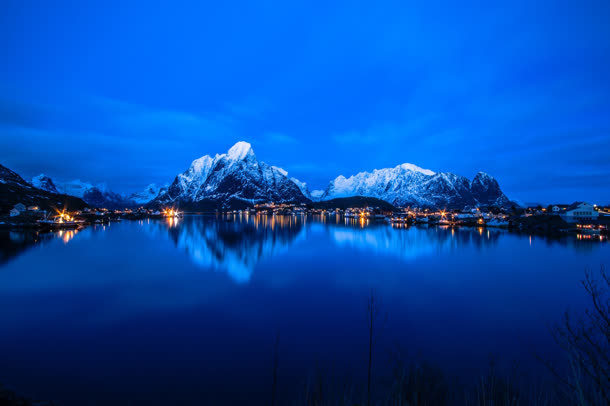 蓝色湖水雪山海报背景
