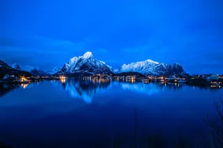 蓝色湖水雪山海报背景