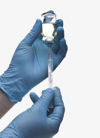 戴着蓝色手套拿着针水和针头免抠
