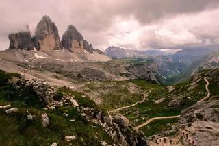 山峰绿色草地乌云免抠