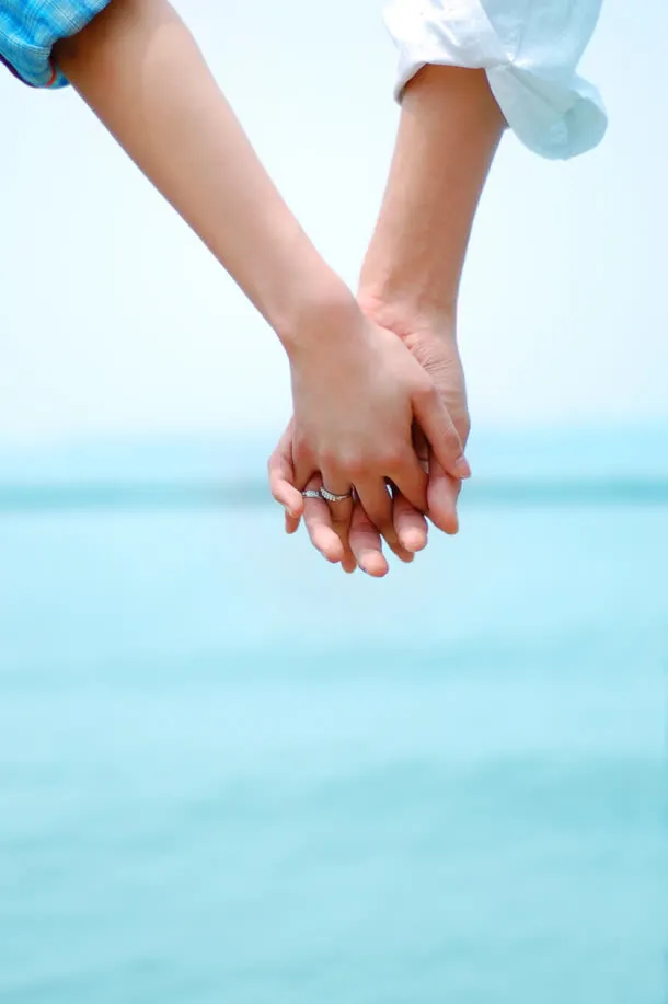 海边恋人手牵手浪漫免抠