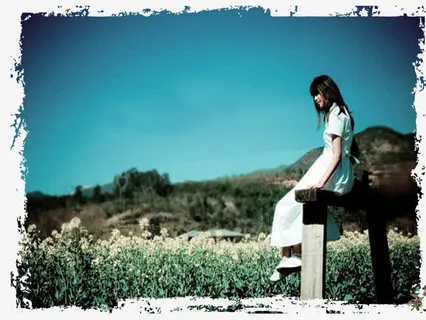 蓝天明信片美女漂亮免抠