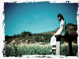 蓝天明信片美女漂亮免抠