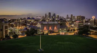 蓝天白云城市草地壁纸免抠