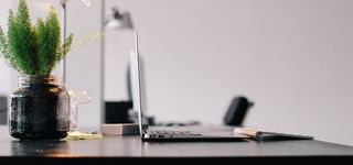 办公桌上的笔记本电脑高清