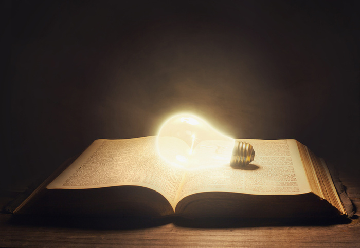 教师节灯泡书籍黑色背景高清