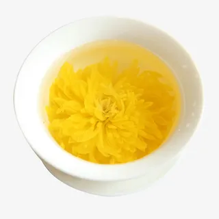 白色陶瓷茶杯中泡开的成色金黄的免抠