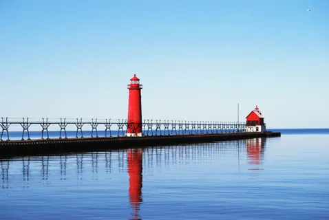 海上大桥灯塔海报背景 海上大桥灯塔海报背景