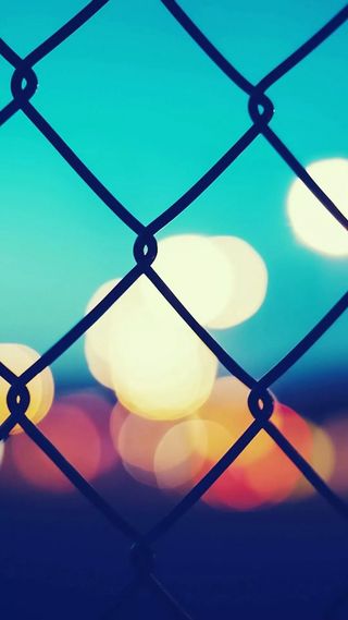 透过铁栏看夜景高清