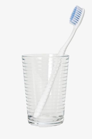 白色杯子里的白色牙刷实物免抠